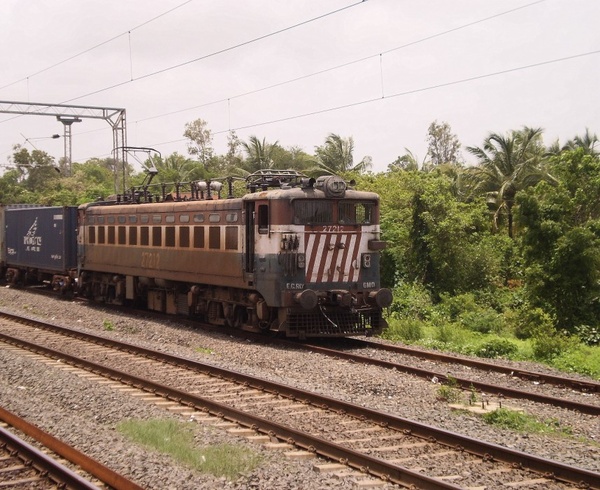 GOMOH WAG-7# 27212 with container rakes between Dahanu Road & Vapi (Dhirendra Maurya)