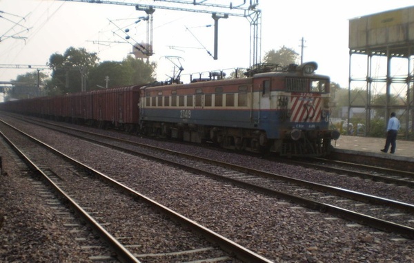 AJNI WAG-7 # 27419 with BCNA load at Indargarh Sumerganj Mandi stn (Dhirendra Maurya)