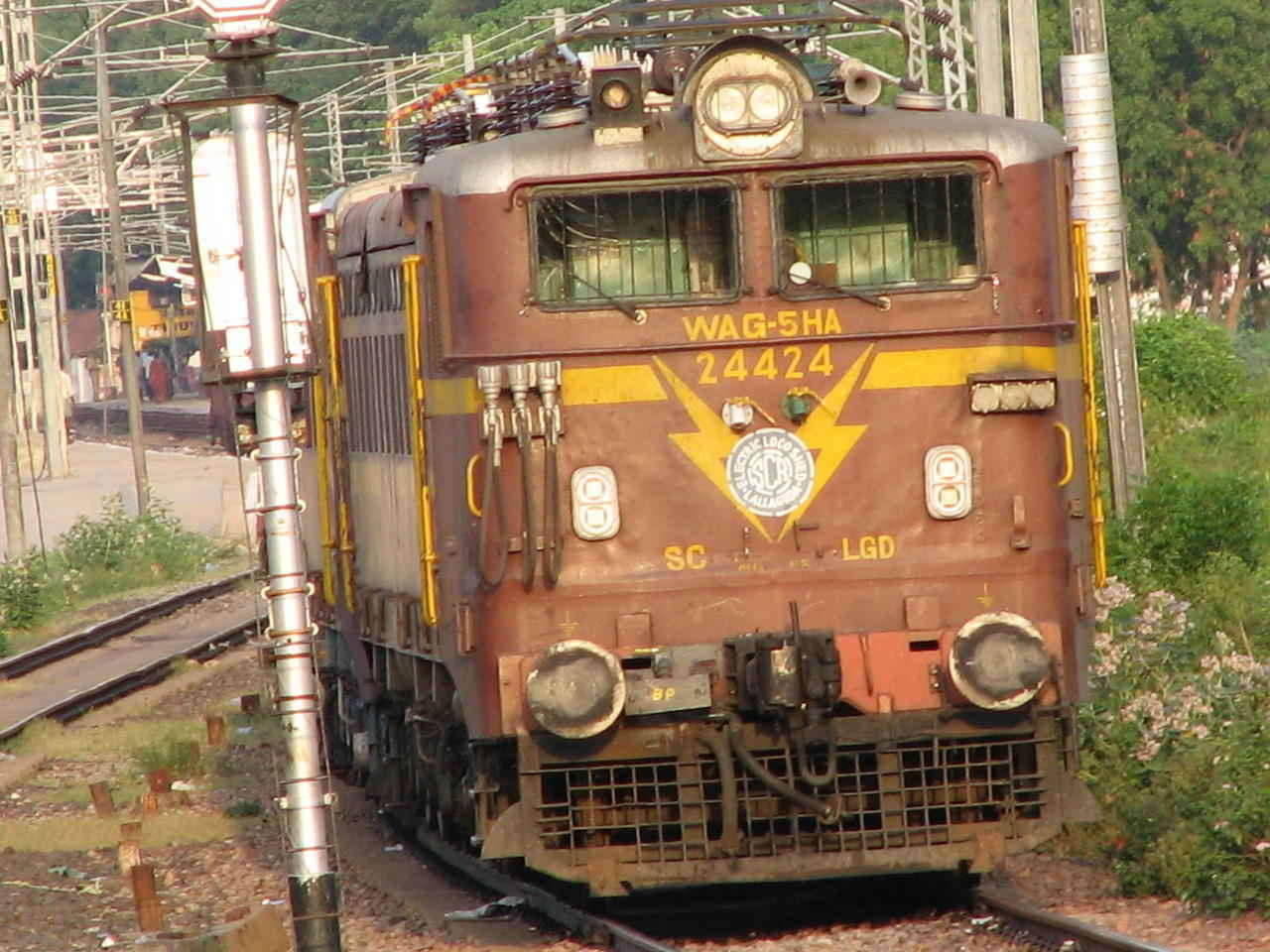 Lalaguda WAG 5 HA 24424 basking in the Sun at the head of a BOX N rake at Tiruvallur Station, 25/01/2006, Shankar Subramanian