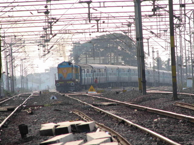 2164 Mumbai express headed by Guntakal WDM3A 18822R coming out of the curve into Vyasarpadi Jiva Station 25/01/2006, Shankar Sub