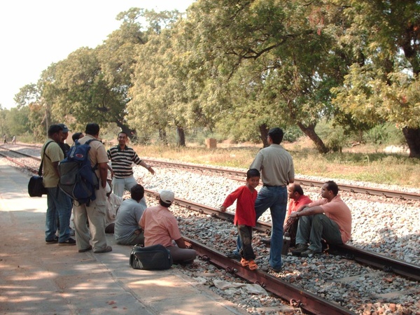 railfans_GTL_Gooty_sep06