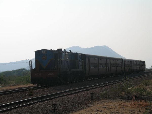Guntakal_passenger_at_Khadarpet