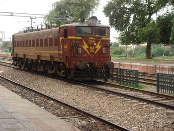 TKD WAG-5A #23284 is waiting for green at Phagwara.2006-09-10, Gurjeet Singh. e-mail gurjeet_umt@yahoo.com