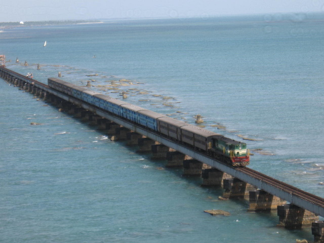 Train_on_Pamban_2