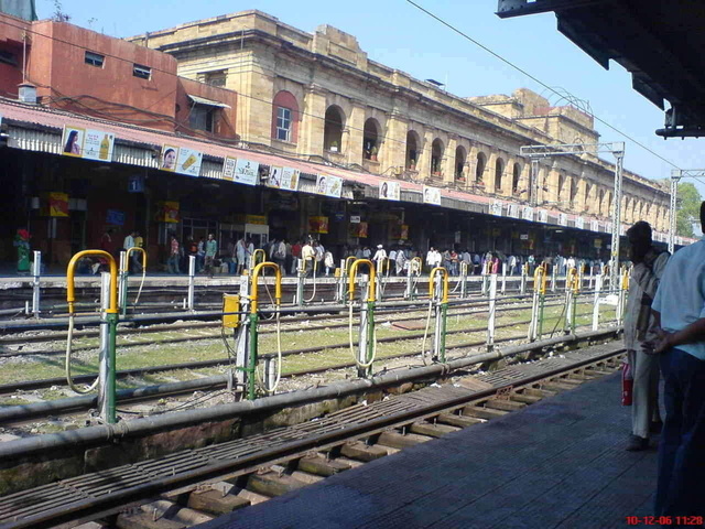 Nagpur Station main building as seen from platform 2. Nagpur 2006-12-10. Ranganath Eunny