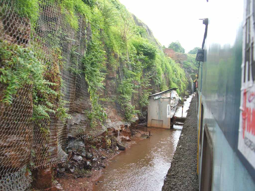 approaching_tunnel_with_ganghut.jpg