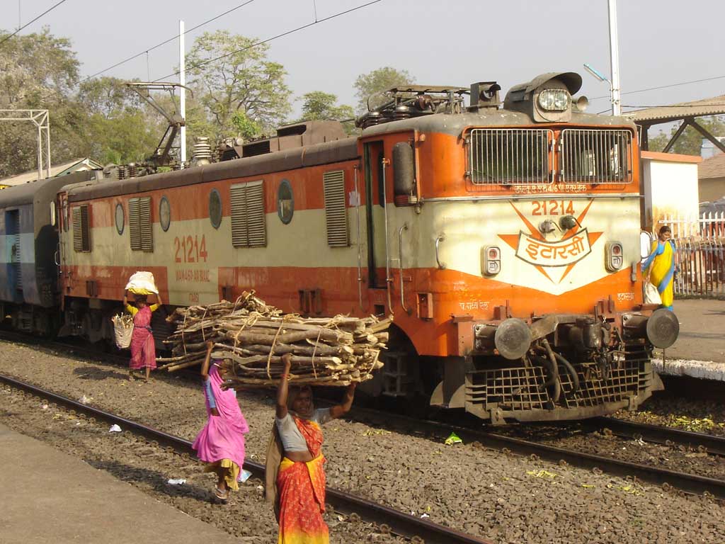 AN ITARSI WAM-4 #21214 INCHARGE OF THE 2321 KOLKATA MAIL READY TO DEPART FROM BURHANPUR TO HIS DESTINATION MUMBAI CST.OWNER-SA