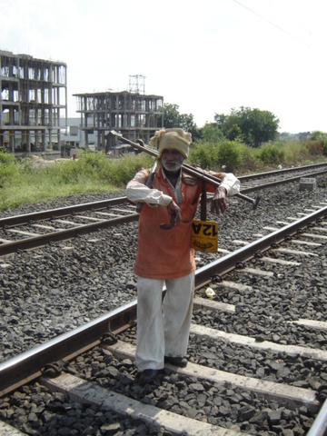 Heros of IR - an unheralded gangman near Ajni, Nagpur