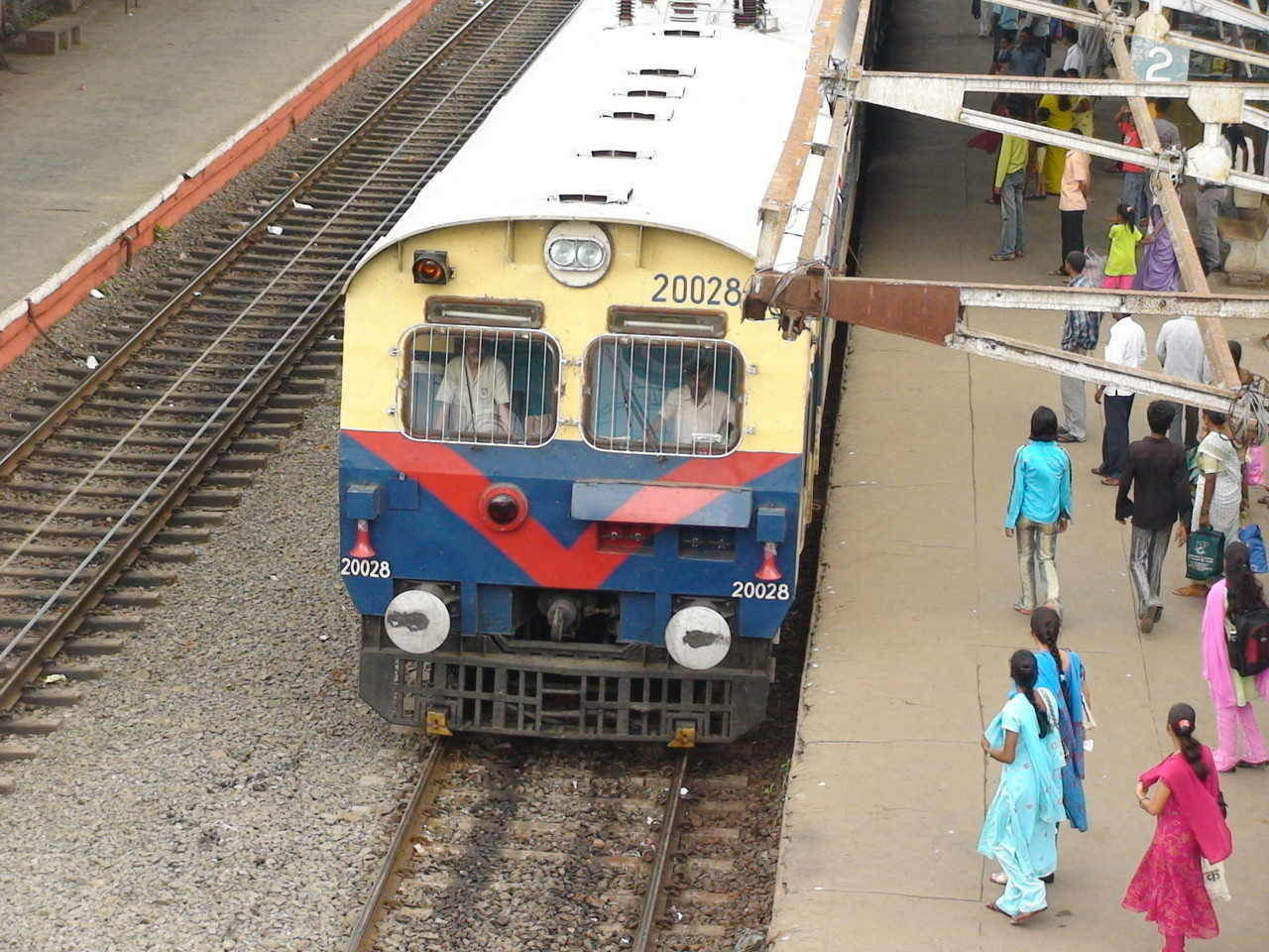 A front view of Dahanu Virar MEMU 20028 taken from foot overbridge of Saphale station.
Arzan Kotval