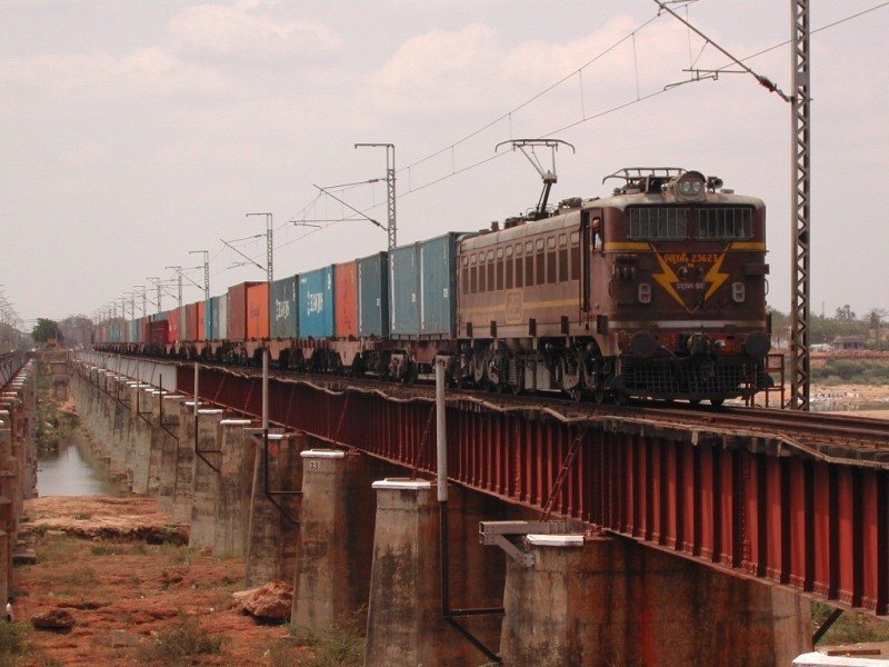 Container_Rake_on_Bridge.jpg