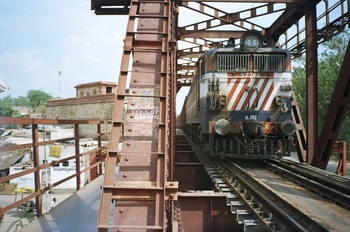 AJNI_WAG7_with_BCNA_rake_entring_Yammuna_Bridge_heading_towards_Agra_Fort.jpg