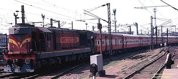 102dn_rajdhani_howrah_pf9.jpg