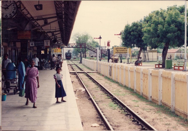 TRAIN_APPROACHING_KUMBAKONUM_2.jpg