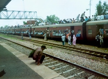 delhi_rewari_psgr_milk_cans_garhi_2003.jpg