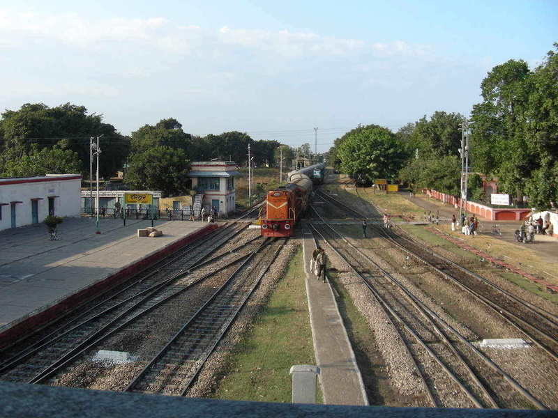 Here comes my 4632 Asr - Ddn Express: Seen here switch lines to Pf#2, with LKO WDG-3 Shakti in-charge.  At the back you see LKO 