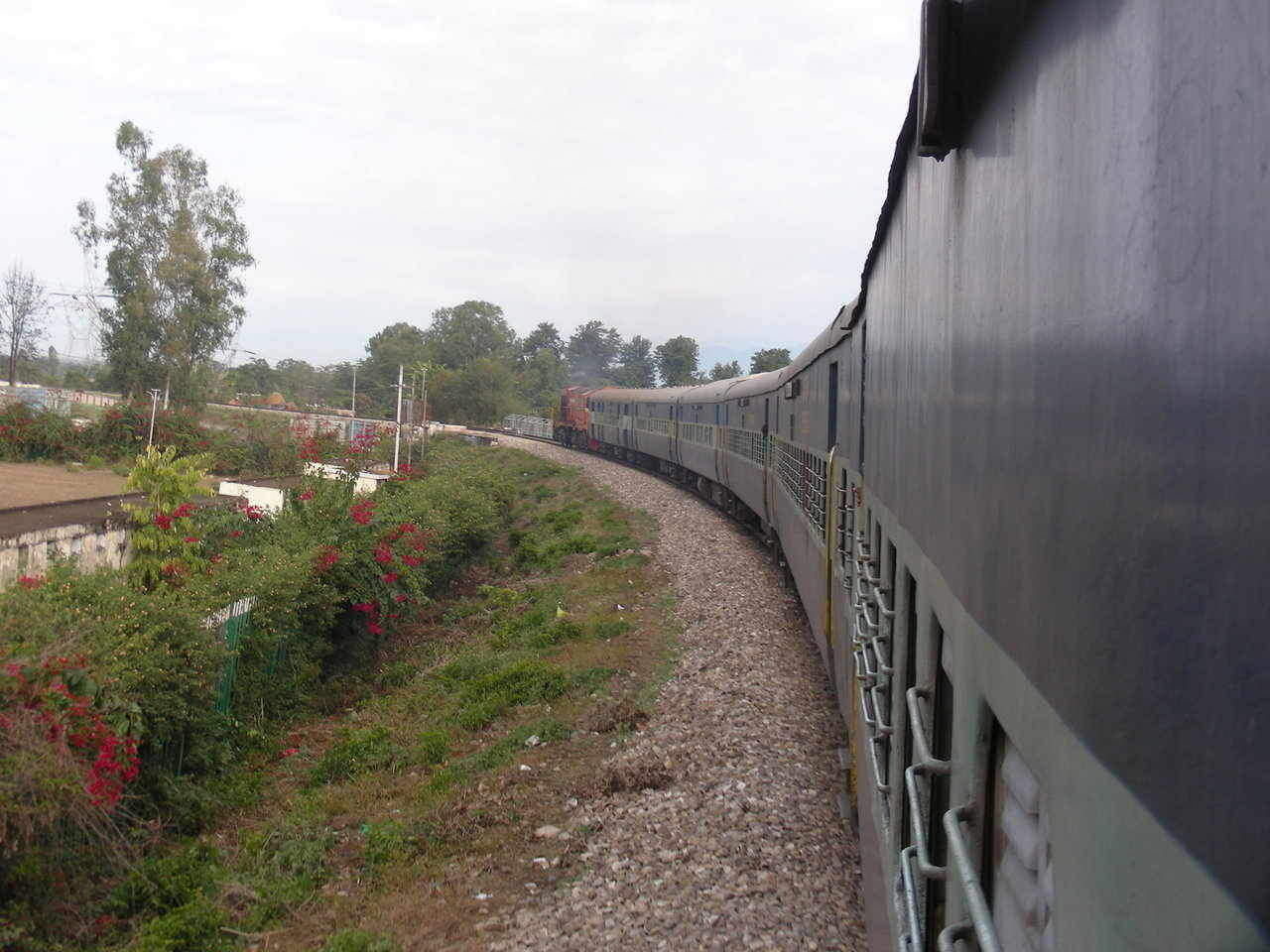 The famous Raiwala curve: Seen here curving towards left to Kansrao station.  This is the famous Raiwala curve with road underpa