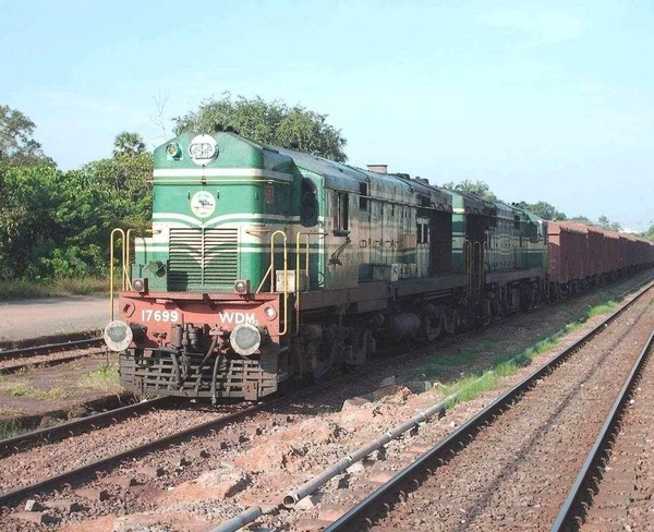 Sleeping twins GOC WDM2 17699 heading followed by  GOC WDG 3A 14662 at Udipi