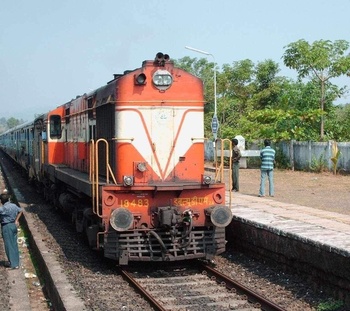 WDM2A 18483 heading the Mangala Towards EKM at Karanjadi Paul Kuruvilla 7th Nov 07