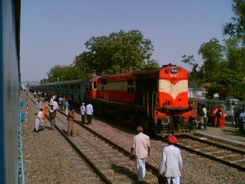 ajmer_express_at_pali.jpg