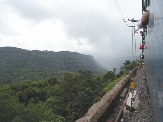 mumbai_pune_train_t.jpg