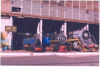 B_X_WL_locos_in_row_of_mixed_gauge_track_view_2.jpg