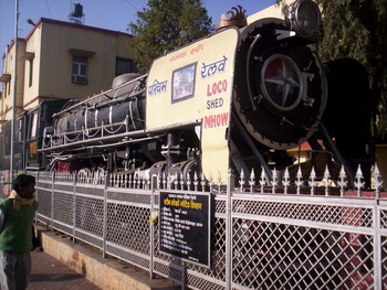 YG_outside_Indore_station.jpg