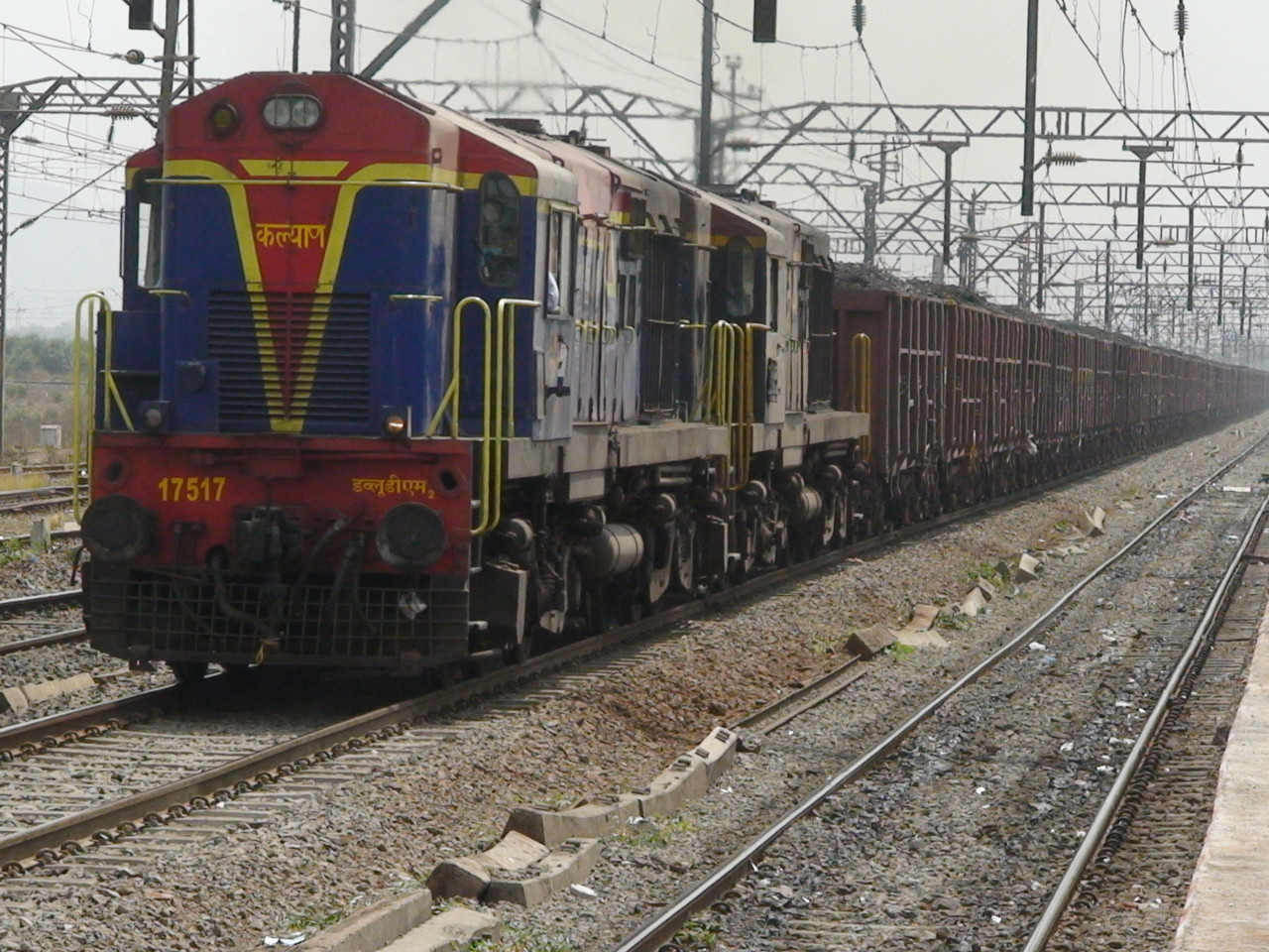 The KYN WDM2 twins 17517 take charge of coal loaded BOXN wagons towards Dombivli. Venue is Kopar station.