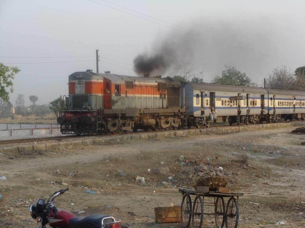 Shalimar Express approaches level crossing with LDH WDM2 17913 incharge. Sandeep Marzara (Snapped by my uncle)