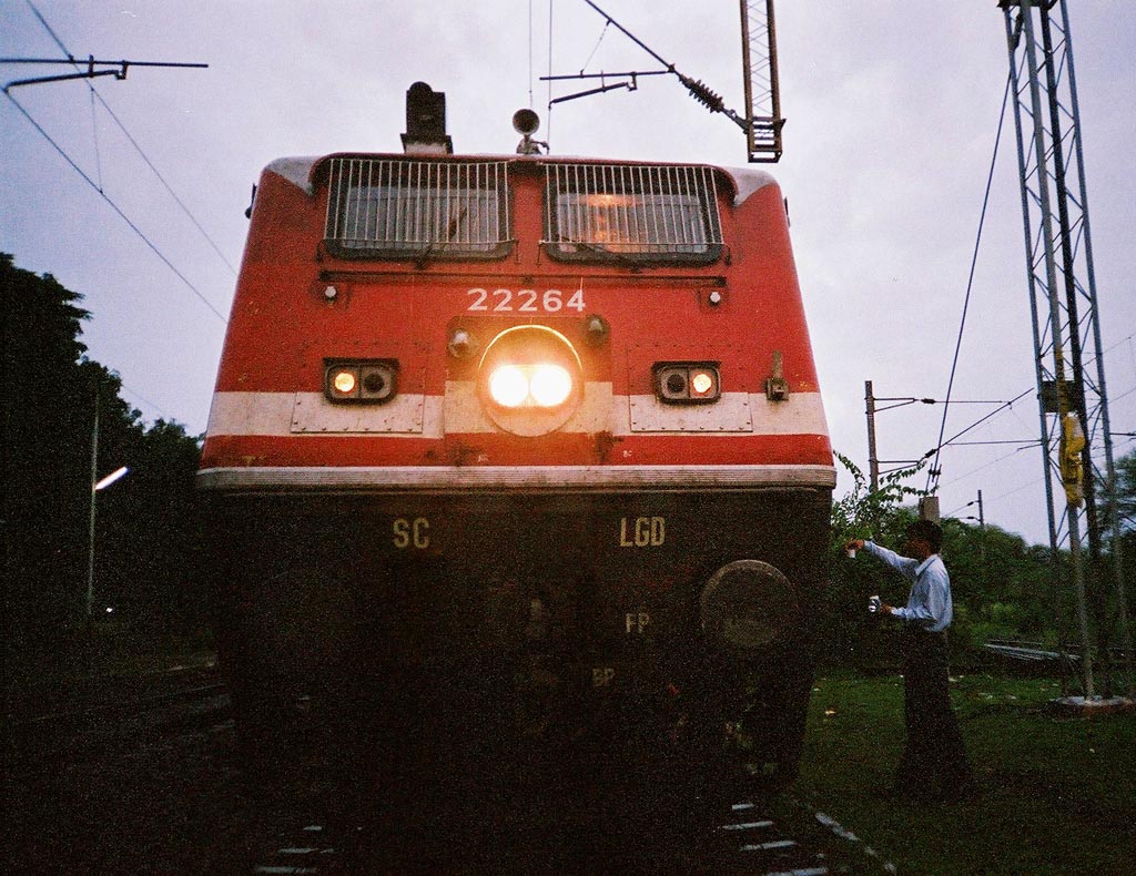 wap4_22264_ap_exp_headlights_on_teegaon.jpg