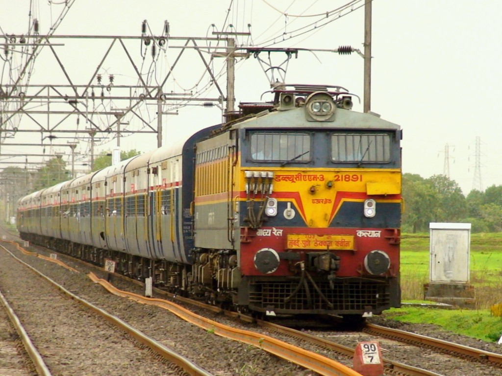 2123 Cst Pune Deccan Queen Central Railways prized possession cruises past between Neral & Bhivpuri Road stations. (Arzan Ko