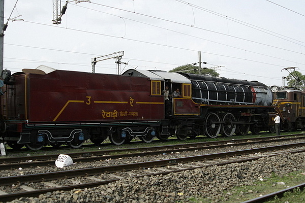 WP7015 and WP7200 on their way to Perambur Loco Works on 2008.07.15