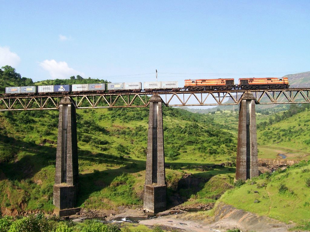 Twin diesels hauled containers