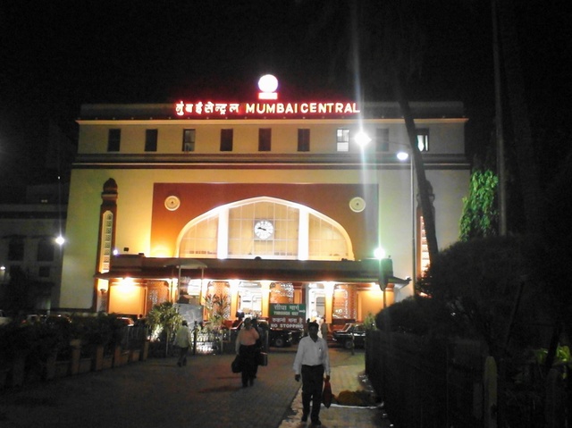 THE CENTRE OF ATTRACTION – The sizzling lighted Mumbai Central Station. (Arzan Kotval)