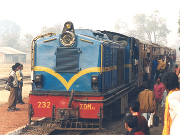 zdm4a_232_seoni_hauling_ngp_nainpur_psgr_13Jan03.jpg