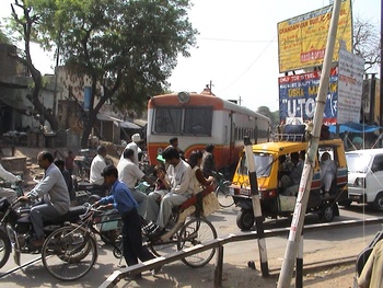 vrindaban_railbus_in_crwd_strt.jpg