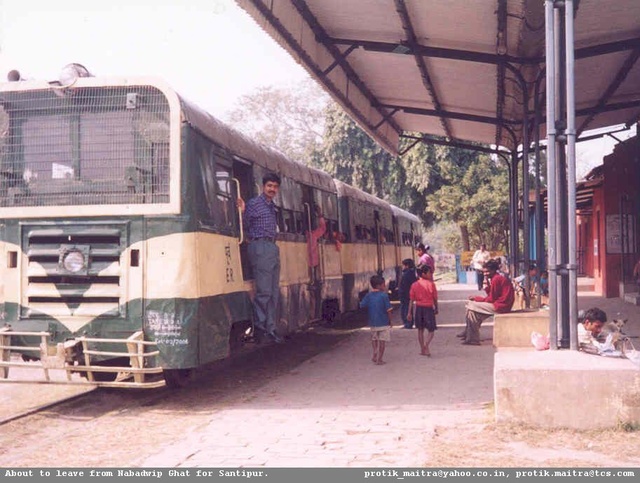 07_Train_at_Nabadwip_Ghat_002.jpg