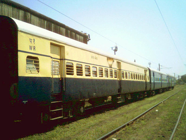 karnavati_livery_coach_indb_ngp_exp_ajni2.jpg