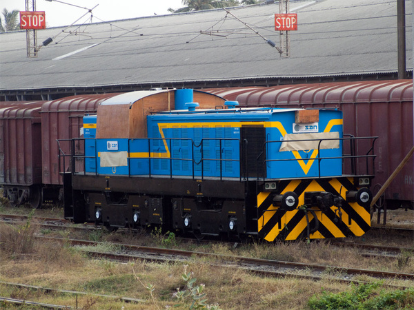 An absolutely new shunter from SAN Locomotives waits at Salt Cotaurs (between BBQ and MAS). All glass surfaces have been boarded