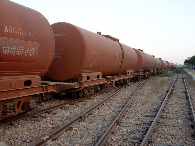 water_tankers_attached_to_the_flat_cars.jpg