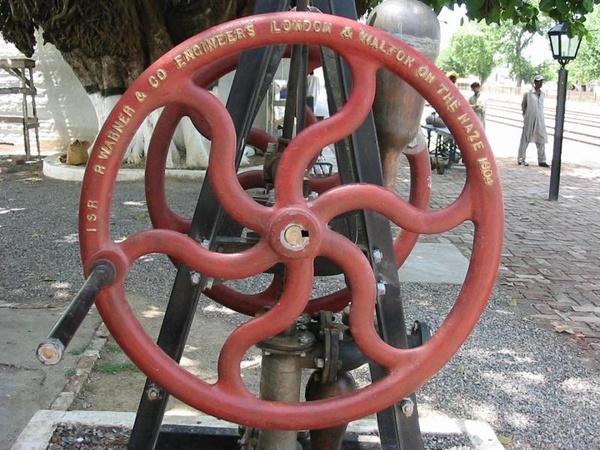 nwr_hand_pump_wheel_1901.jpg