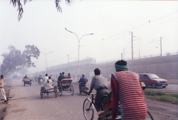 delhimetro_near_Seelampur_25Dec02.jpg