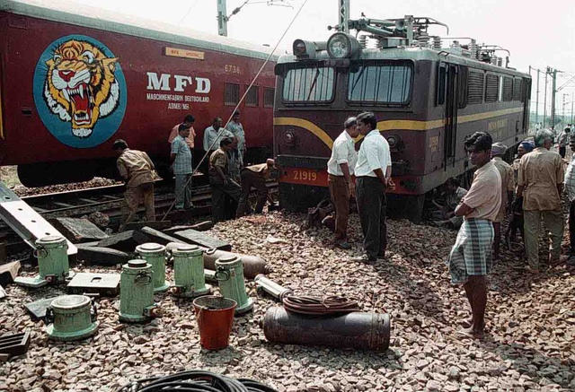 MFD_rake_Tambaram_derailment_00.jpg