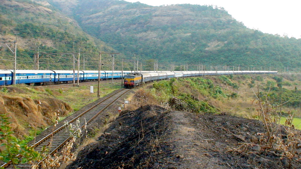 The Cst Bhubhaneshwar Konark and 1008 Pune Cst Deccan Express seem to be saying Hi and Bye to each other in a hurry. Location is