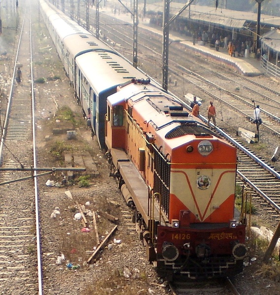 Mangla Express going towards NZM at Kopar led by ERS WDM-3A # 14126 (Dhirendra Maurya)