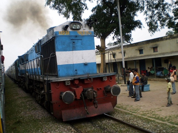 LKO WDM-3D # 11231 with Farakka express between BBK & FD (Dhirendra Maurya)