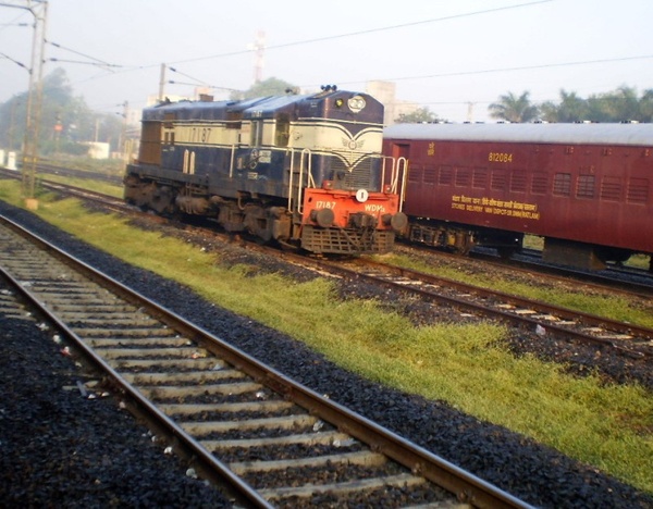 RTM WDM-2 # 17187 in a strange livery at Dahod. (Dhirendra Maurya)