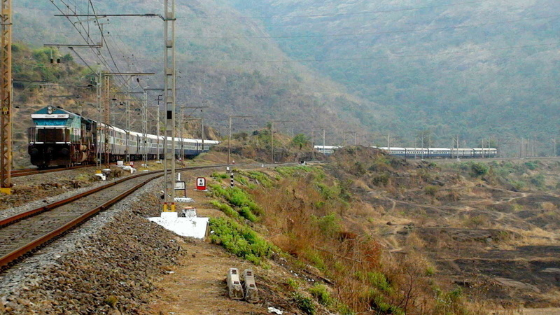 The dusk was approaching and also approaching hand in hand the 6530 Sbc Cst Udyan Express near Palasdhari station.  (Arzan Kotva