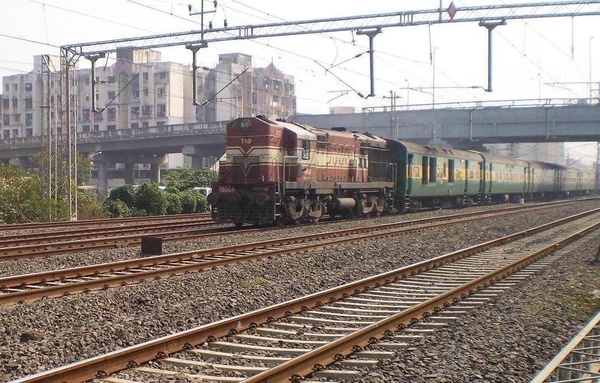 Fancy numbered TKD WDM-3A # 18666 with DEE BDTS GR at Bhayander outer