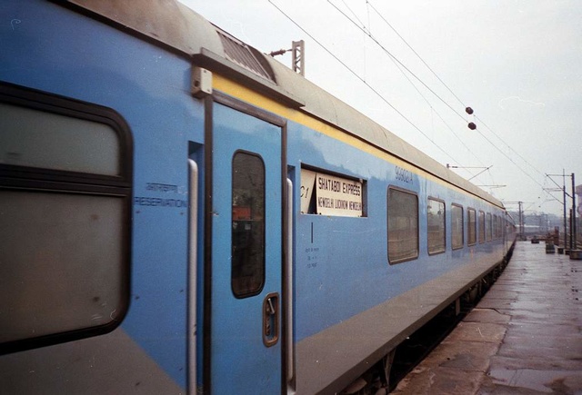 Kanpur_LKO_Shatabdi.jpg