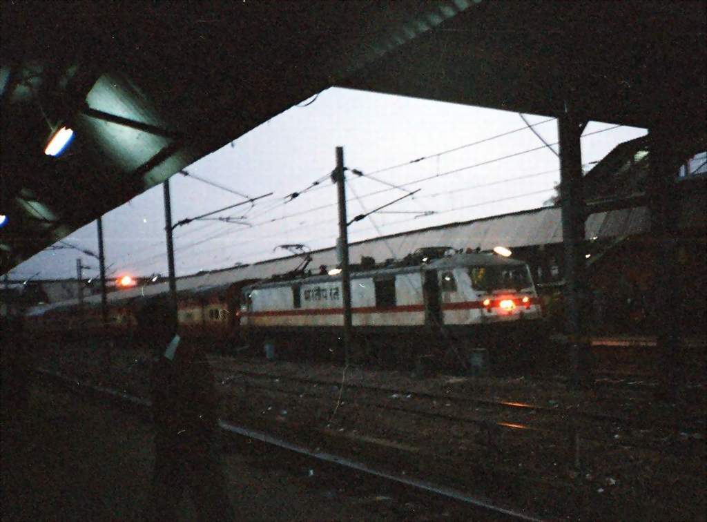 New_Delhi_WAP7_Sealdah_Rajdhani.jpg